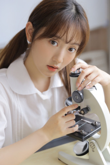 女生游泳时泳裤突然掉了